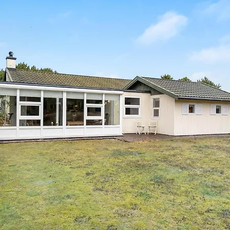 2 Bedroom Awesome In Prázdninový dům