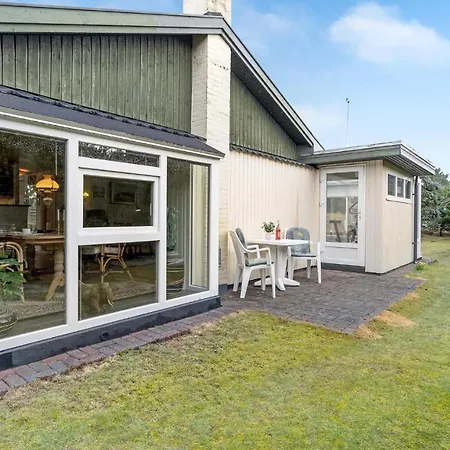 2 Bedroom Awesome In Holiday home *
